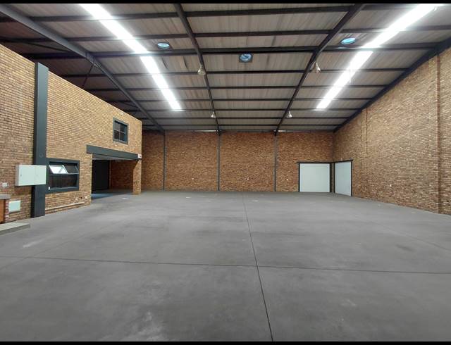 630M² WAREHOUSE TO LET IN BRENTWOOD PARK